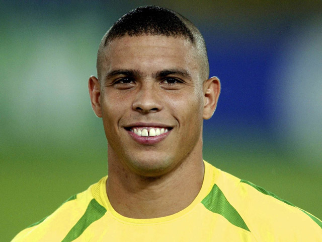 Ronaldo ”béo” xin lỗi về kiểu tóc quái dị, tiết lộ bí mật tại World Cup 2002