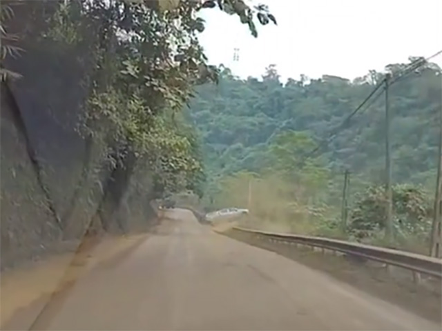 Video: Bán tải đổ đèo bị bể bánh, tài xế mất lái lao cả xe rớt xuống vực