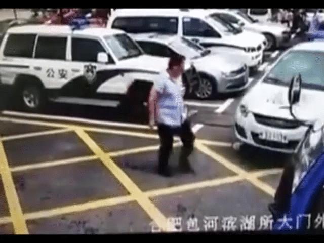 Video: Nằm lăn ra đất ăn vạ, người đàn ông tái mặt chạy vội khi cửa ô tô bật mở