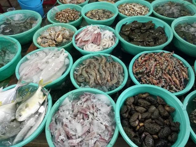 Nhiều loại hải sản giảm giá quá nửa, ghẹ rẻ hơn cua đồng ngập chợ