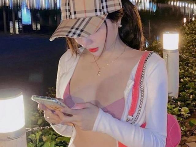 Nữ DJ Sài thành ”mặc nhầm” áo ngực đi dạo trên cầu Ánh Sao thu hút mọi ánh mắt