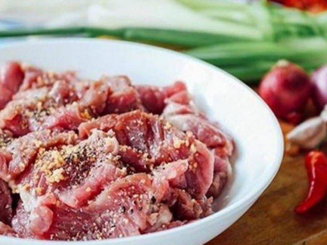 Thịt bò ướp với đường hay muối trước, không nhiều người biết lý do này