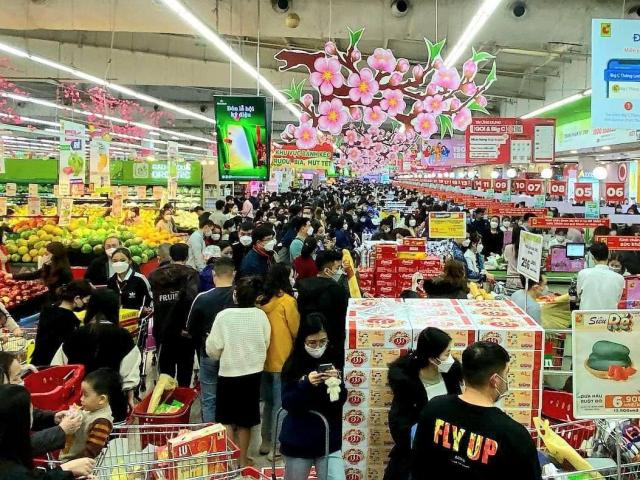 “Biển người” chen chân trong siêu thị, tiểu thương chợ truyền thống “dài cổ” ngóng khách