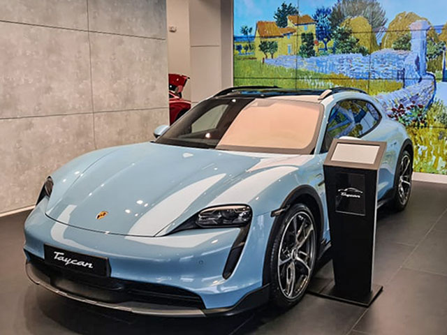 Cận cảnh xe điện Porsche Taycan Cross Turismo tại đại lý Việt, giá bán từ 4 tỷ đồng