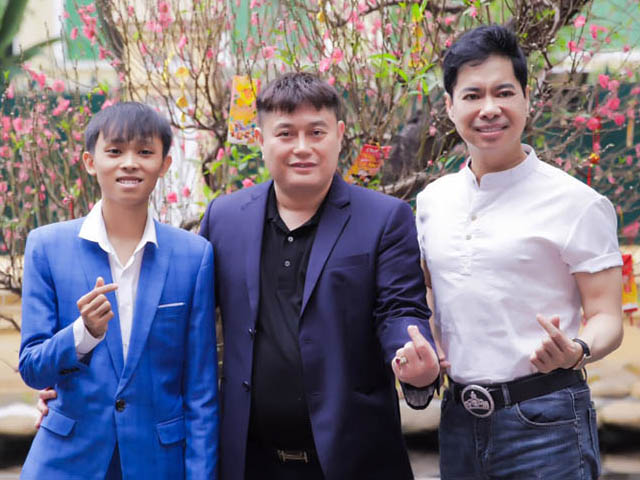 Hồ Văn Cường cùng bố mẹ về quê sau nhiều năm chạy show ở TP.HCM
