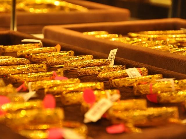 Giá vàng tăng sốc phá đỉnh lịch sử, ngày Vía Thần Tài có nên mua vàng không?