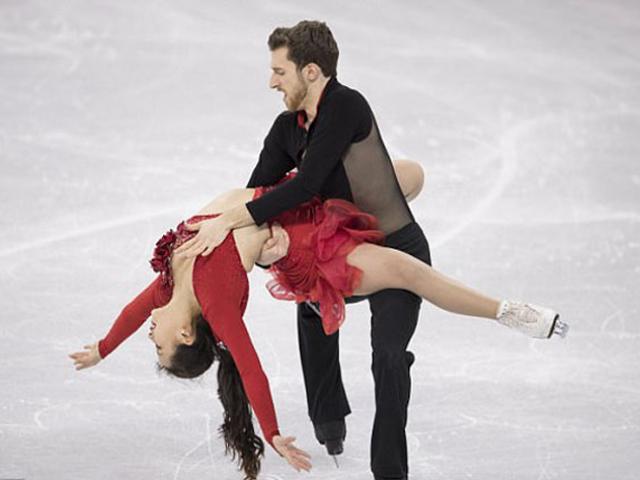 Dàn người đẹp gây đỏ mặt vì sự cố tuột váy ở Olympic mùa đông