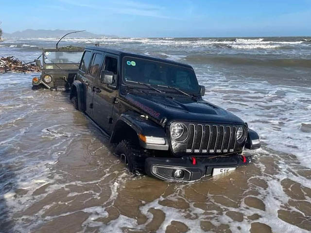 Xe Jeep tiền tỷ mắc kẹt và tắm biển nhiều giờ đồng hồ