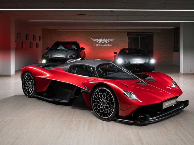 Cận cảnh siêu xe hypercar Aston Martin Valkyrie đầu tiên tại đại lý, giá hơn 69 tỷ đồng