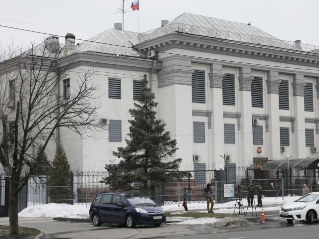 Nga bắt đầu sơ tán nhân viên đại sứ quán khỏi Ukraine