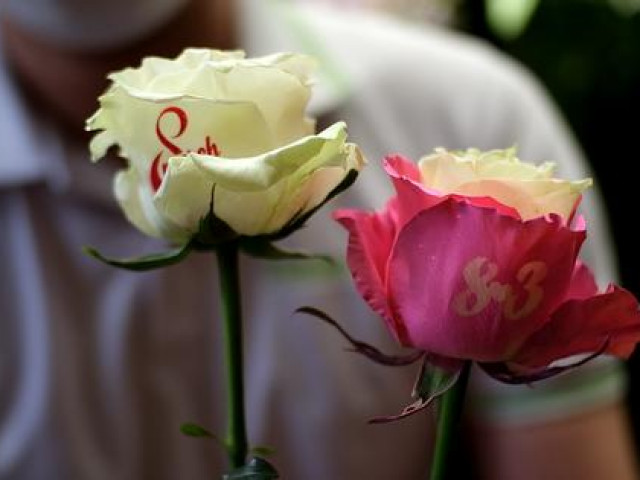 Cận kề ngày 8/3: Giá hoa tươi tăng mạnh, cành hoa hồng in chữ độc lạ hút khách