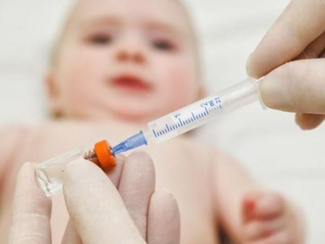 Trẻ cần được cấp cứu ngay nếu có những dấu hiệu này sau tiêm vắc xin