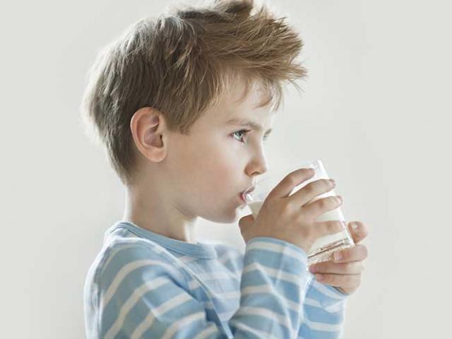 Trẻ uống nhầm hóa chất, cha mẹ phải làm gì?