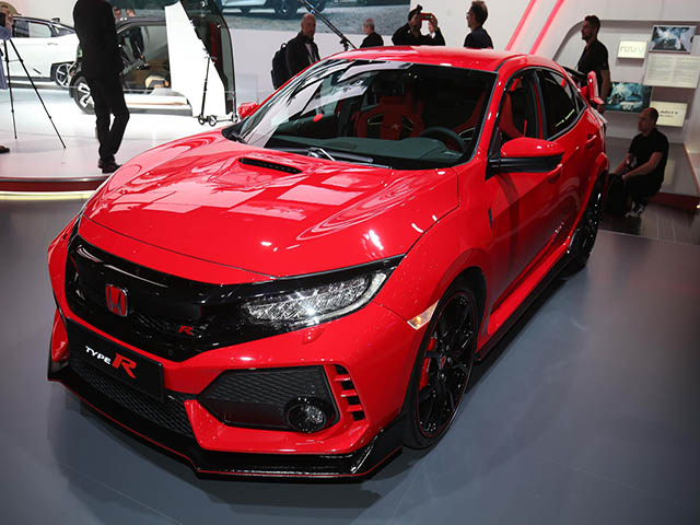 Với màu đỏ quyền lực Honda Civic Type R với bản nâng cấp bodykit từ Mugen