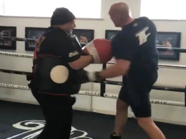 Kinh ngạc boxing: Tyson Fury đấm “xuyên giáp” HLV quỵ gối xin hàng