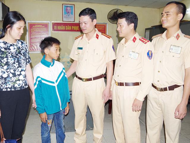 Bé trai 11 tuổi đạp xe từ Nam Định lên Hà Nội tìm mẹ bị lạc được CSGT giúp đỡ