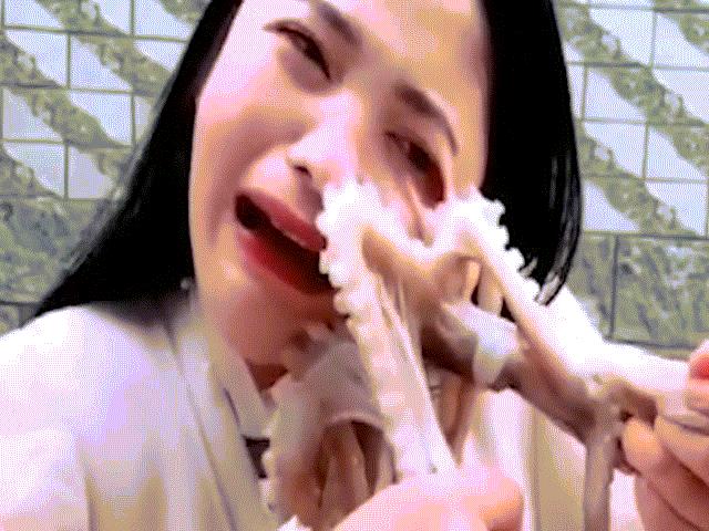 Bạch tuộc quyết liệt tấn công cô gái định ăn sống nó
