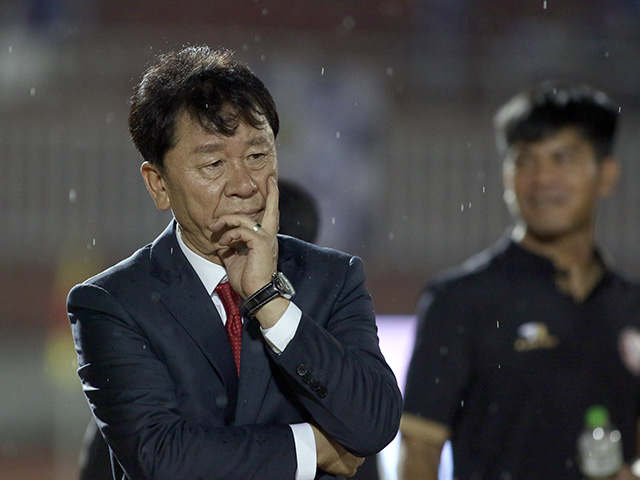 Bạn thầy Park “đứng hình” vì TP.HCM lỡ cơ hội bỏ xa Hà Nội FC