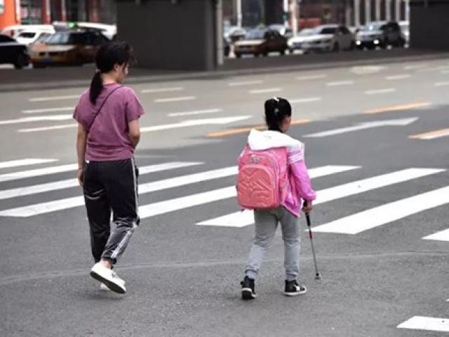 5 năm bí mật theo chân con gái mù đi học của bà mẹ nghèo