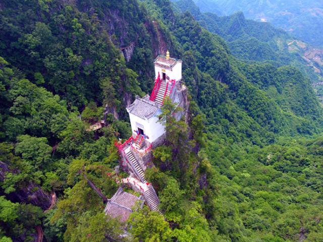 Ngôi đền trên mép vực kỳ dị bậc nhất xứ Trung