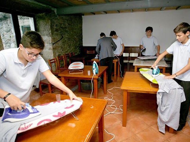 Trường học Tây Ban Nha dạy nam sinh làm việc nhà để chống phân biệt giới tính