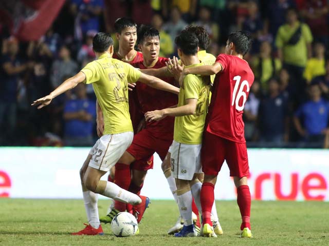King's Cup: Cầu thủ Thái Lan đánh Văn Hậu - Công Phượng vẫn thoát thẻ đỏ