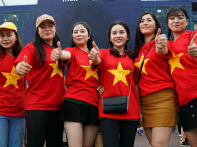 ĐT Việt Nam đấu Thái Lan: Fan nữ xinh khoe sắc tiếp lửa ở King's Cup
