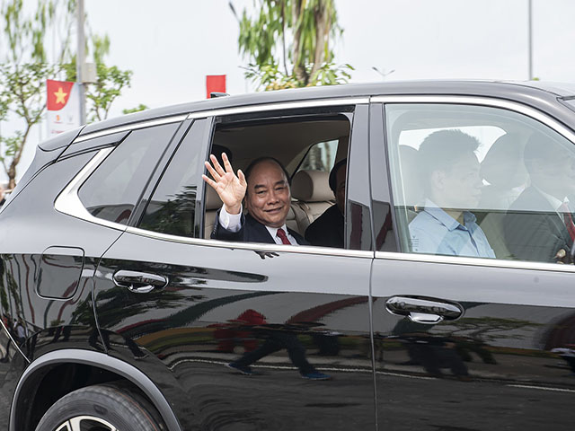 Chủ tịch Phạm Nhật Vượng đích thân cầm lái chở Thủ tướng trên chiếc Vinfast LUX SA2.0