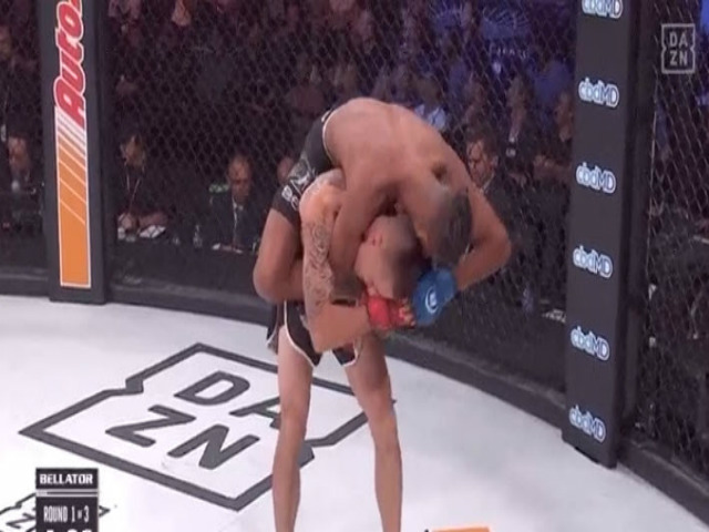 Quái kiệt MMA: Tuyệt chiêu khóa siêu dị, 54 giây đối thủ xin hàng