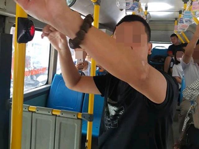 “Tự sướng” cạnh nữ sinh trên xe buýt, kẻ biến thái bị tóm cổ đưa tới công an