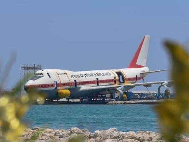 Cận cảnh hạ thủy máy bay Boeing 747 xuống đáy biển làm công viên nước