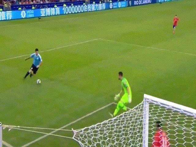 Suarez ”tấu hài” Copa America: Đòi penalty vì bóng chạm tay... thủ môn