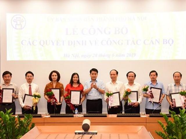 Chủ tịch Hà Nội Nguyễn Đức Chung trao một loạt quyết định nhân sự