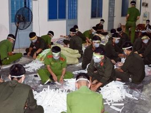 Những ”công nhân mang sắc phục” trắng đêm sản xuất 3.000 mặt nạ phòng dịch