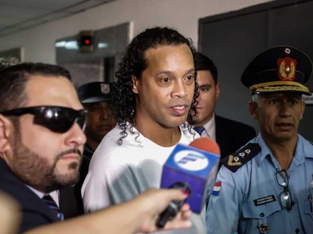 Lộ clip Ronaldinho vui mừng nhận tin ra tù, làm động tác bí ẩn