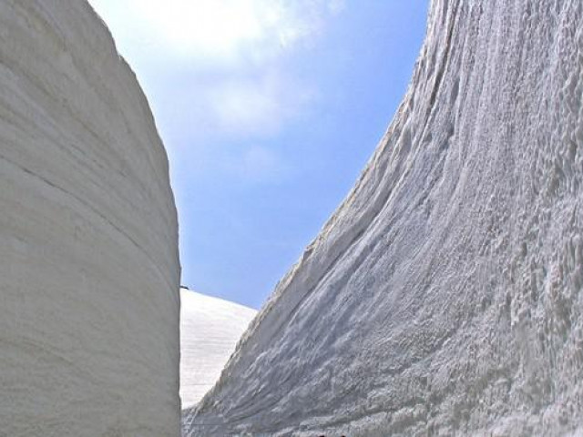 Cận cảnh bức tường tuyết khổng lồ hút khách du lịch tại Nhật Bản