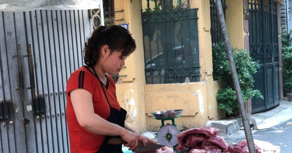 Giá́ gà, vịt và hải sản rẻ chưa từng thấy, bà nội trợ loại thịt lợn ra khỏi thực đơn