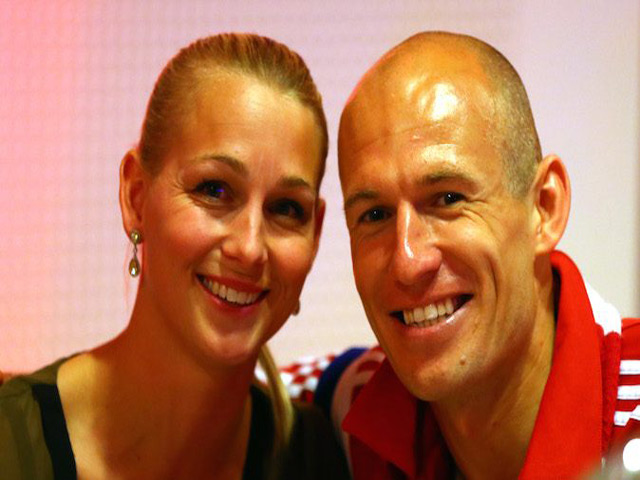 Robben tiết lộ vợ xinh đẹp chiến đấu với Covid-19