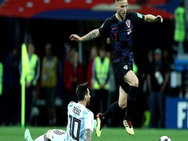 Rakitic ”chơi dại” chọc tức Messi: Triệu fan phẫn nộ, đòi đuổi khỏi Barca