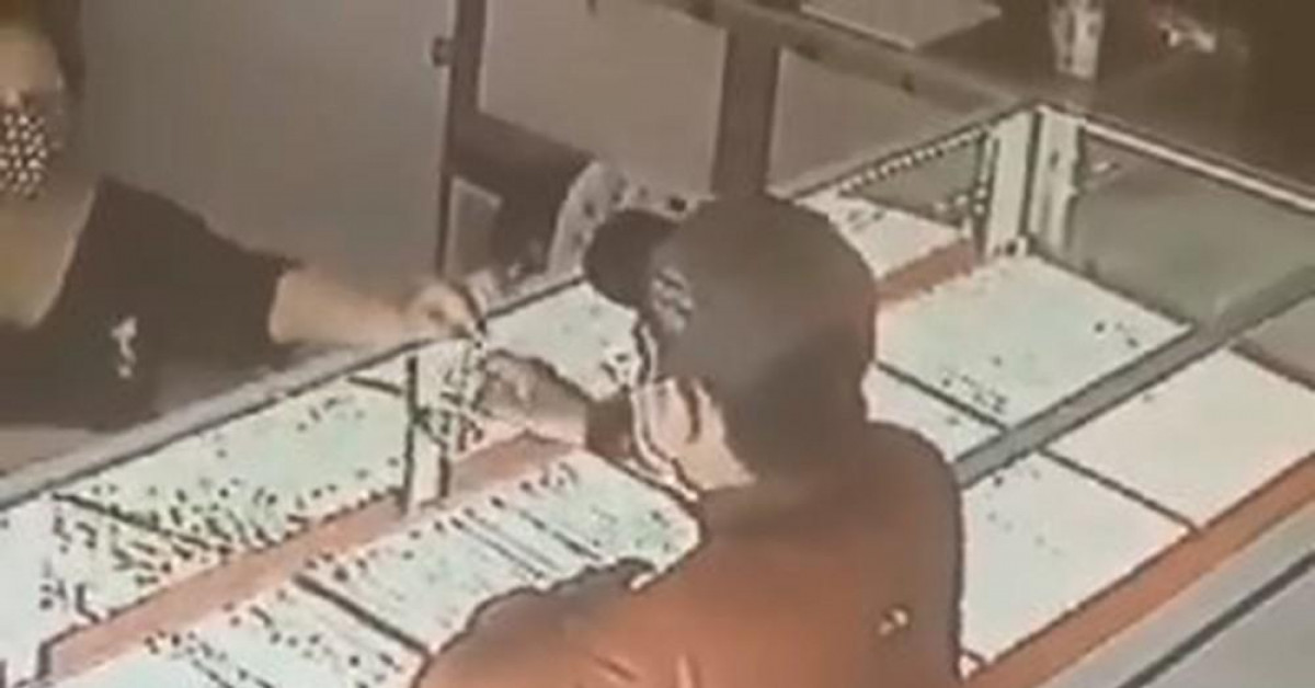 Trích xuất camera truy tìm thanh niên cướp dây chuyền trong tiệm vàng