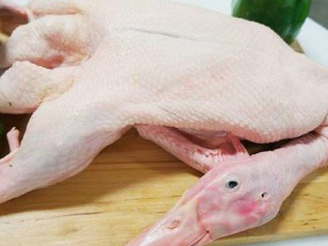 Thêm vài phút sau để nhổ lông vịt dễ dàng, sau khi luộc cũng không bị hôi, khô, thâm đen mà trắng đẹp