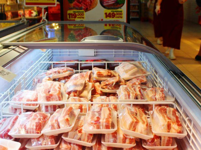 Ồ ạt khuyến mại thịt lợn nhập khẩu giữa lúc ”hàng nội” giá cao chót vót