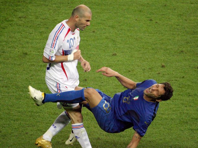 Siêu đội hình lĩnh thẻ đỏ nhiều nhất: Ngỡ ngàng Zidane, Totti
