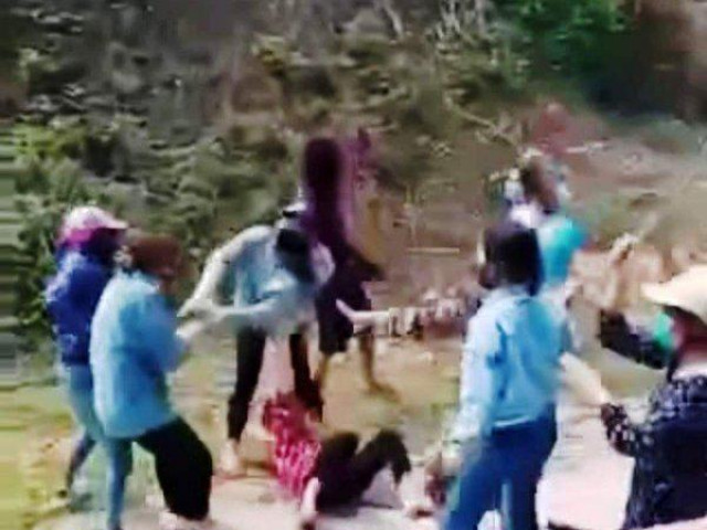 Hơn 20 nữ sinh cầm gậy sắt hỗn chiến “kinh hoàng” giữa đường