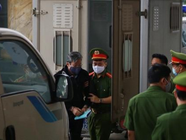 Ông Nguyễn Bắc Son đeo khẩu trang phòng Covid-19, rời xe đặc chủng vào toà phúc thẩm