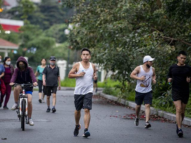 Nới lỏng giãn cách xã hội, người dân ở Hà Nội không đeo khẩu trang đi tập thể dục