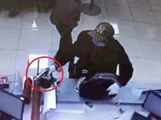 Kẻ dùng súng cướp ngân hàng ở Hà Nội đã đầu thú