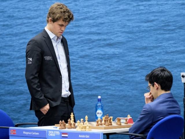 “Vua cờ” Carlsen mắc sai lầm như người mới chơi, thua trận đầu tiên