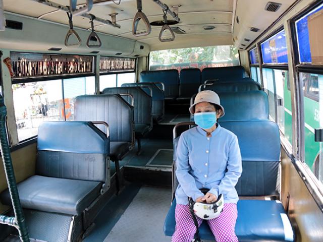 Tuyến xe buýt đầu tiên ở TP.HCM hoạt động trở lại, khách vắng như “chùa Bà Đanh”