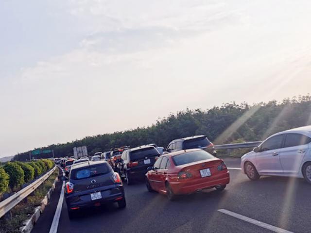 Kẹt xe khủng khiếp trên cao tốc, hàng ngàn ô tô nối đuôi nhau chạy tốc độ “rùa bò”